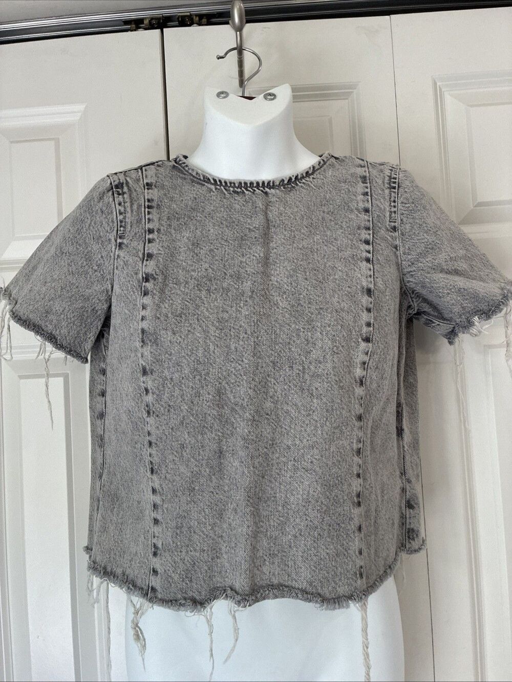 ZARA TRF DISTRESSED GREY STONEWASHED DENIM TOP SHIRT SIZE XS BUTTON BACK